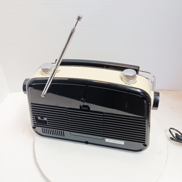 Byron Statics brand, black and tan, vintage retro look am/fm radio. New w/o tags - Picture 2 of 5